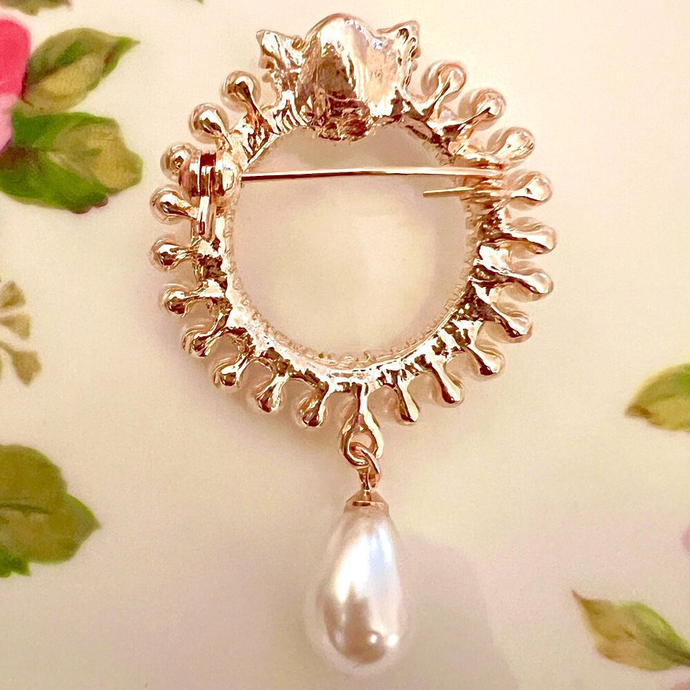 🧷Vintage Circle Brooch / Pin with Crystals and Pearls on Gold-Tone Metal - Picture 2 of 4